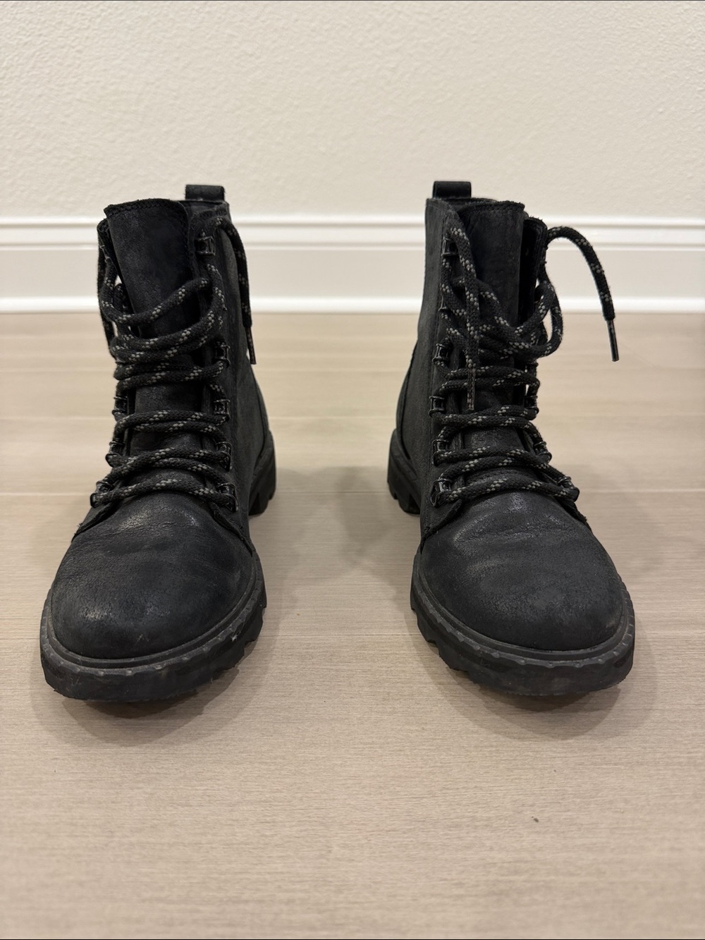 Sorel Women’s Lennox Lace Black Boots - like new! Size 7.5